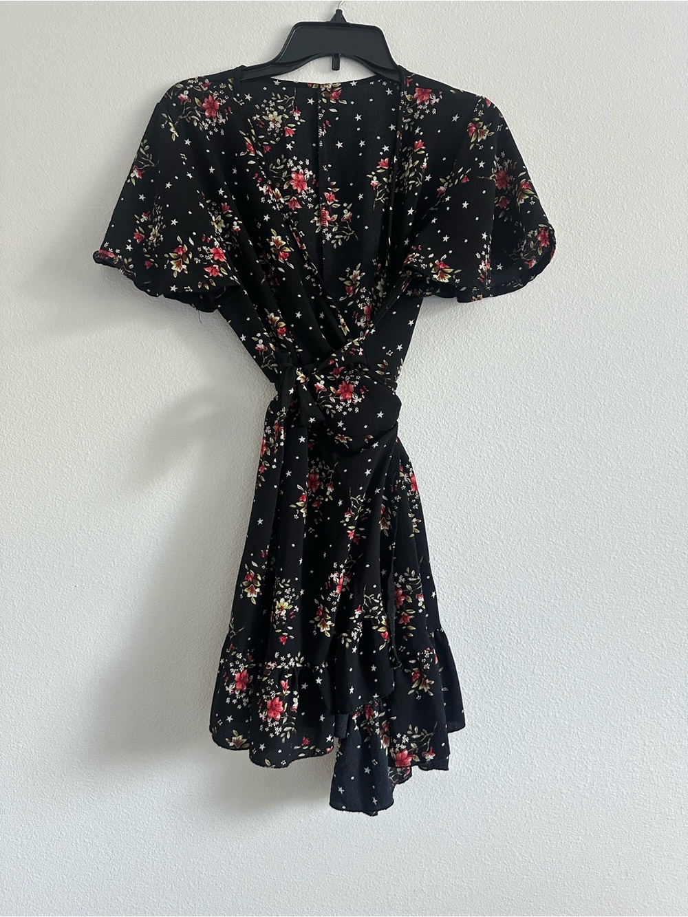 Women's Ruffle Black Floral Mini Wrap Cocktail Dress Size M Boho - Picture 3 of 7